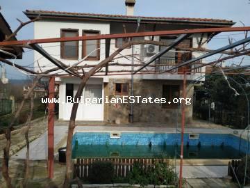 Wir bieten zum Verkauf ein schönes zweistöckiges Haus mit Garten und Pool in Bulgarien. Es liegt in der Nähe des Dorfzentrums von Alexandrovo, nur 10 km vom Strand und dem Sonnenstrand Resort entfernt.