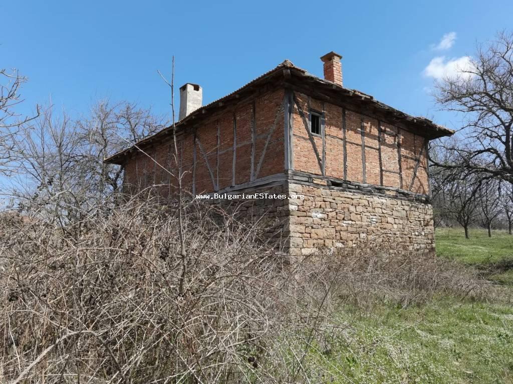 Zum Verkauf ein zweistockiges Haus mit großem Hof und Kirschgarten (ca. 100 Bäume) und einer schönen Aussicht. Die Immobilie befindet sich im Dorf Panitsovo, Bulgarien, nur 16 km vom Meer und Ferienort Obzor, 32 km vom Sonnenstrand Resort und 55 km von Bu