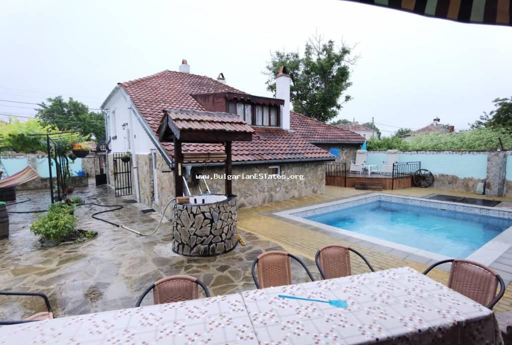 Kaufen Sie ein renoviertes zweistöckiges Haus und ein separates Gästehaus mit einem Schlafzimmer und Swimmingpool im Dorf Orizare, nur 14 km vom Sonnenstrand und dem Meer in Bulgarien entfernt.