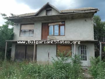 Immobilien zum Verkauf in Bulgarien. Kaufen Sie ein zweistöckiges Haus im Dorf Zornitsa, nur 50 km von der Stadt Burgas und 20 km von der Stadt Sredets entfernt.