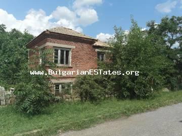 Immobilien zum Verkauf in Bulgarien! Kaufen Sie ein zweistöckiges Haus mit großem Garten im Dorf Voynika, nur 60 km von der Stadt Burgas, 30 km von der Stadt Sredets und 30 km von der Stadt Yambol entfernt.