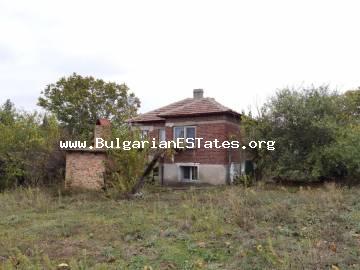 Zum Verkauf ein renoviertes zweistöckiges Haus im Dorf Asparuhovo, nur 27 km von der Stadt Burgas und dem Meer entfernt, 20 km von der Stadt Karnobat und 28 km von der Stadt Aytos entfernt. Immobilien in Bulgarien !!!