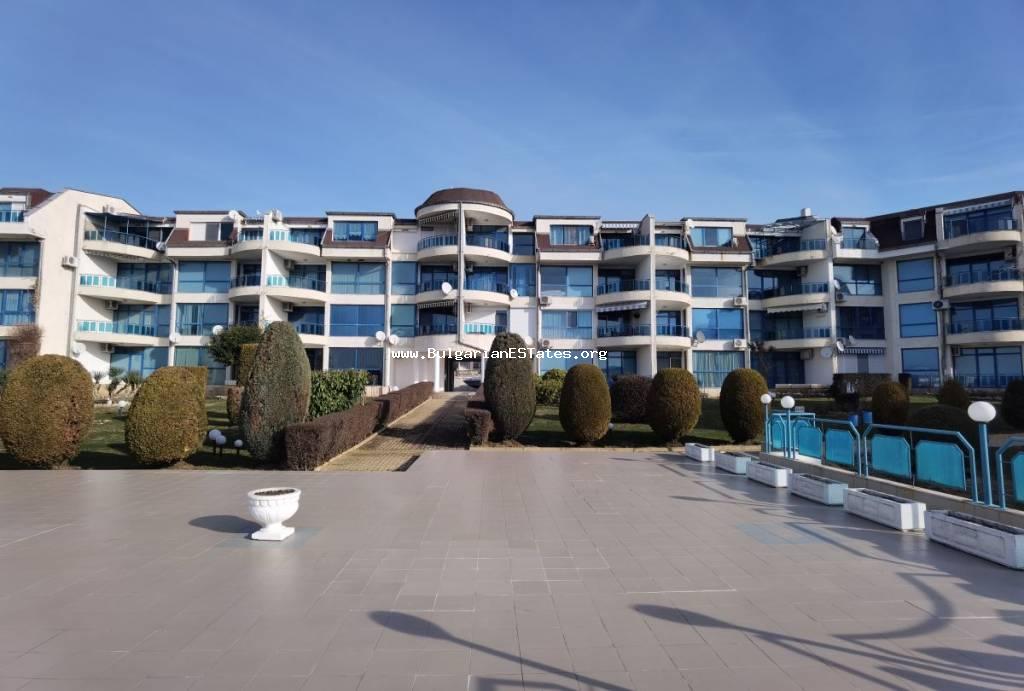 Zum Verkauf steht eine Ein-Zimmer-Wohnung mit Meerblick im Ferienkomplex Riviera in der ersten Meereslinie, hinter dem Yachthafen Marina Dinevi, Saint Vlas, Bulgarien.