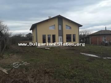 Zum Verkauf steht ein neues Haus im Dorf Dyulevo, nur 25 km von der Stadt Burgas und dem Meer in Bulgarien und 5 km von der Stadt Sredets entfernt.