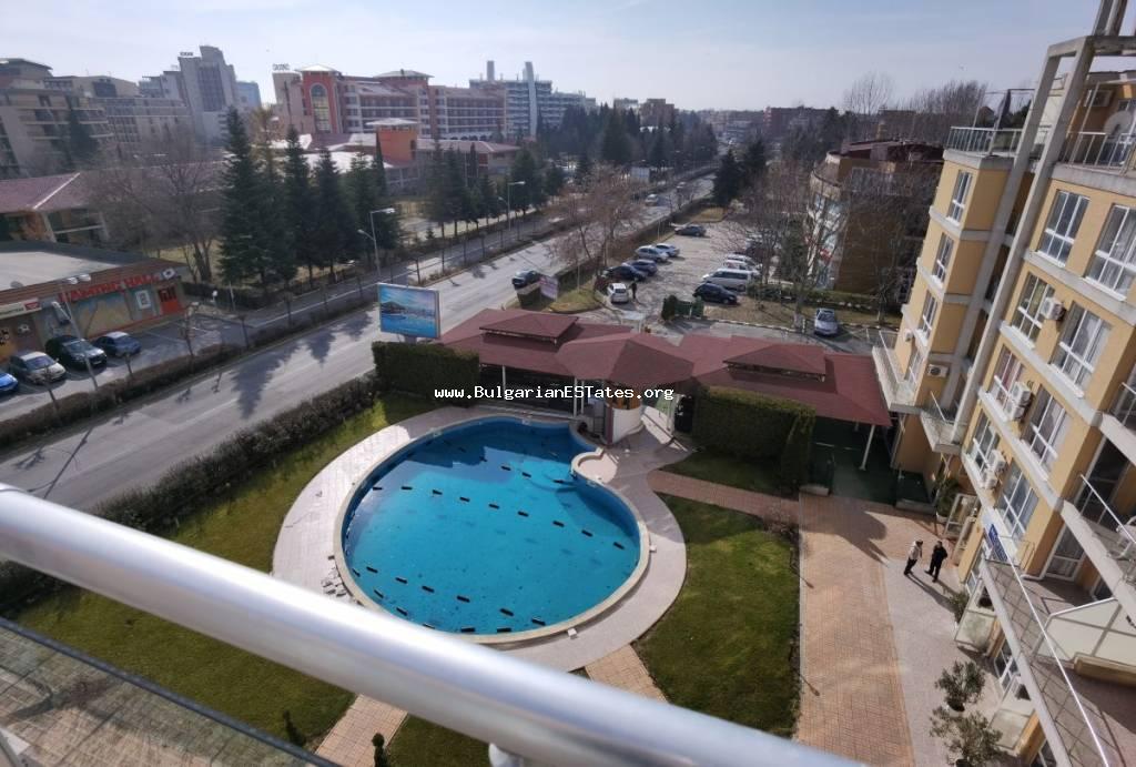 Zum Verkauf steht ein geräumiges Apartment mit einem Schlafzimmer und einer großen Panoramaterrasse in einem geschlossenen Komplex Flores Park, nur 400 Meter vom Strand und 500 Meter vom Zentrum entfernt. Kaufen Sie eine Wohnung in Bulgarien.
