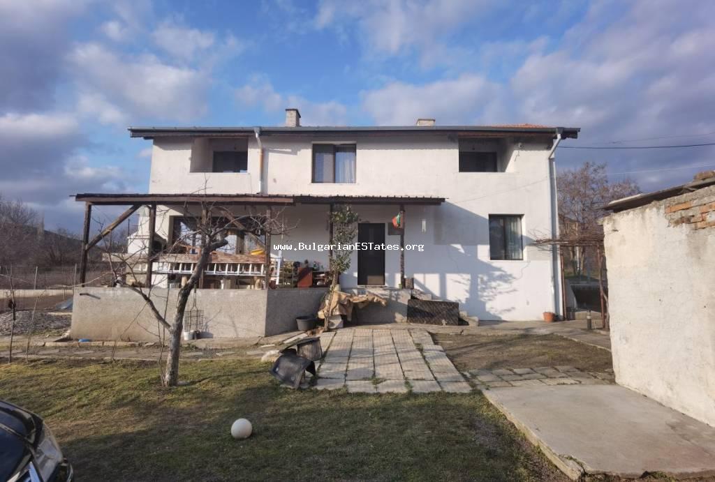 Massives zweistöckiges Haus mit großem Hof zum Verkauf in Bulgarien. Es liegt im Dorf Kamenar, nur 6 km von der Stadt Pomorie und dem Meer entfernt. Immobilien in Bulgarien zu verkaufen.