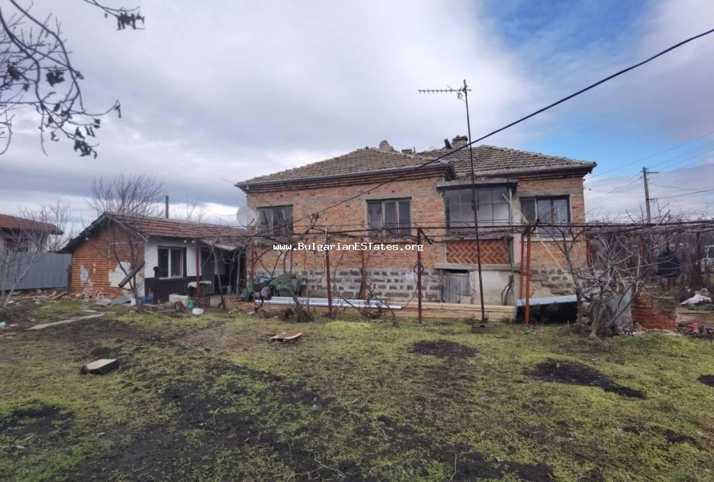 Haus zum Verkauf im Dorf Trastikovo, nur 15km von der Stadt Burgas und dem Meer entfernt.Kaufen Sie eine Immobilie in Bulgarien