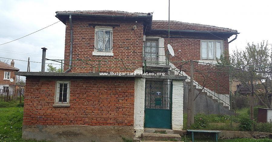 Ein zweistöckiges Haus zu verkaufen im Dorf Voden, 500 m. von der wunderschönen Dam Malko Sharkovo.