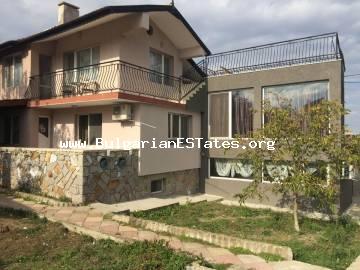 Massives, renoviertes Haus zum Verkauf im Dorf Tvarditsa, nur 9 km vom Meer und der Stadt Burgas und 3 km vom Staudamm "Mandra", Bulgarien, entfernt.