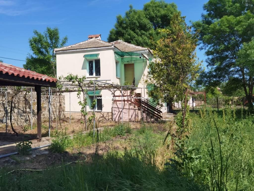 Verkauf von ein renoviertes zweistöckiges Haus im Dorf Zornitsa, nur 50 km von der Stadt Burgas und dem Meer entfernt Kaufen Sie ein Haus in Bulgarien.