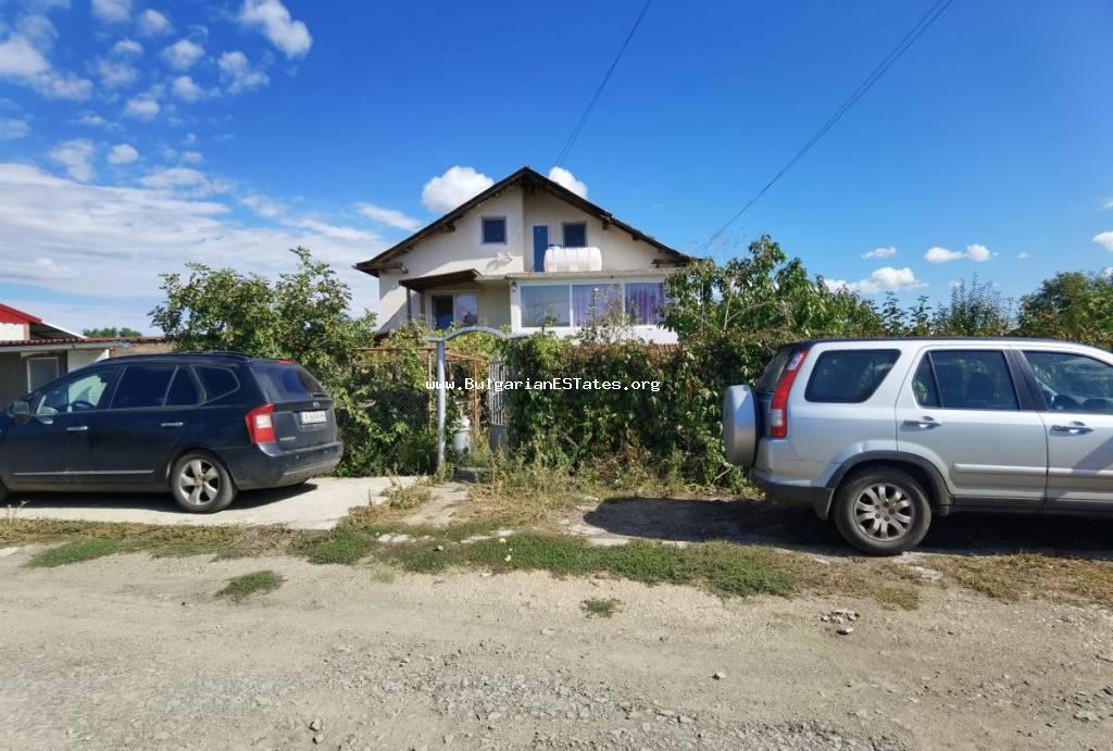 Kaufen Sie ein zweistöckiges renoviertes Haus im Dorf Dyulevo, nur 25 km von der Stadt Burgas und dem Meer entfernt.