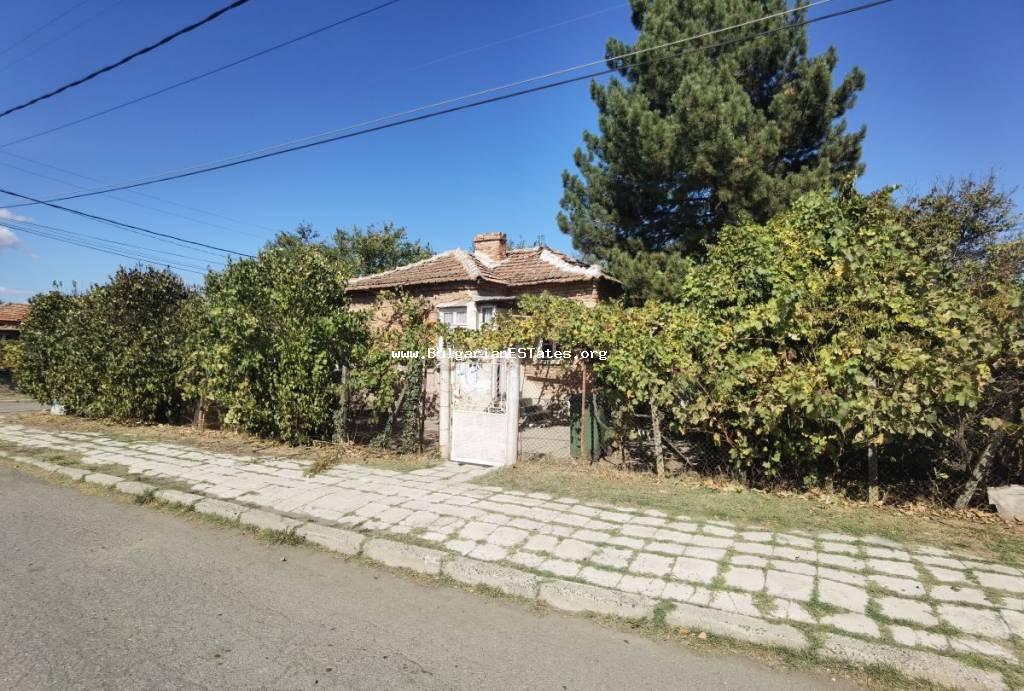 Haus zum Verkauf im Dorf Orizare, 14 km von Sunny Beach und dem Meer und 32 km von der Stadt Burgas, Bulgarien, entfernt.