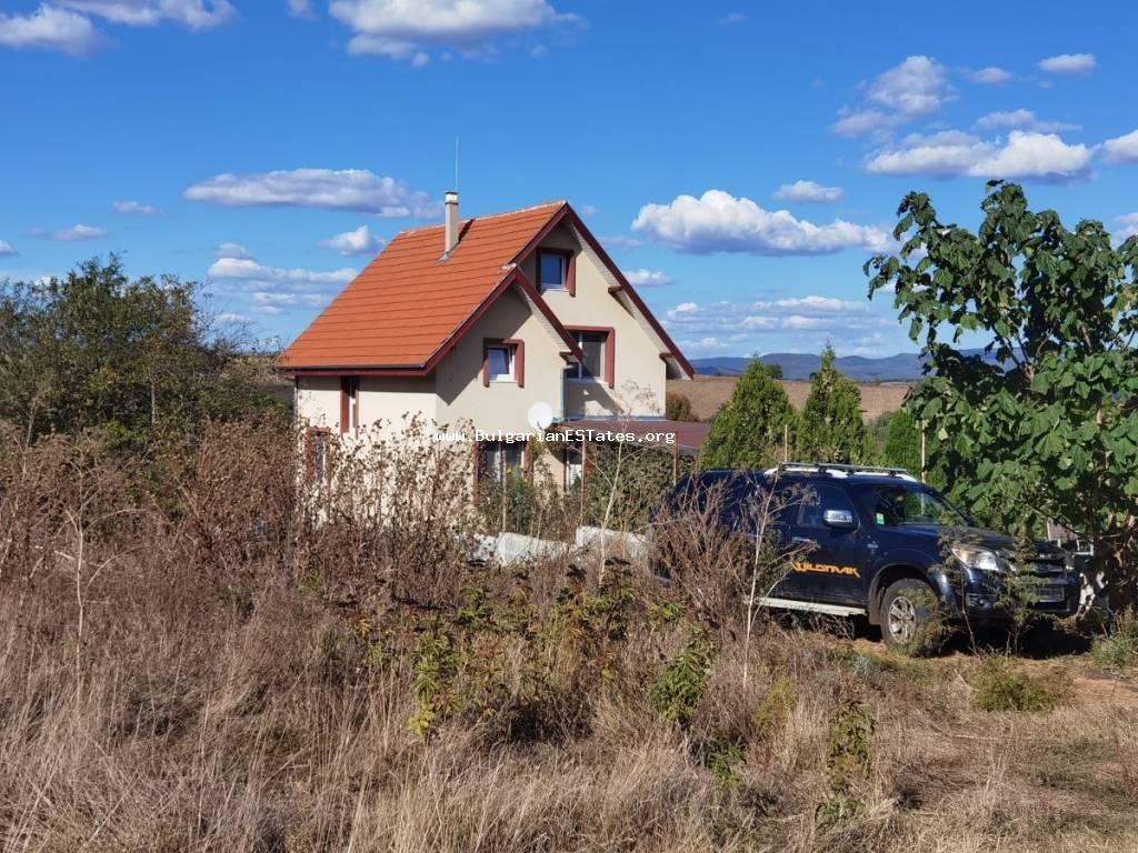 Ein neues, möbliertes Haus auf zwei Etagen steht zum Verkauf im Dorf Medovo, nur 14 km vom Sonnenstrand und dem Meer entfernt, 27 km von der Stadt Burgas, Bulgarien!
