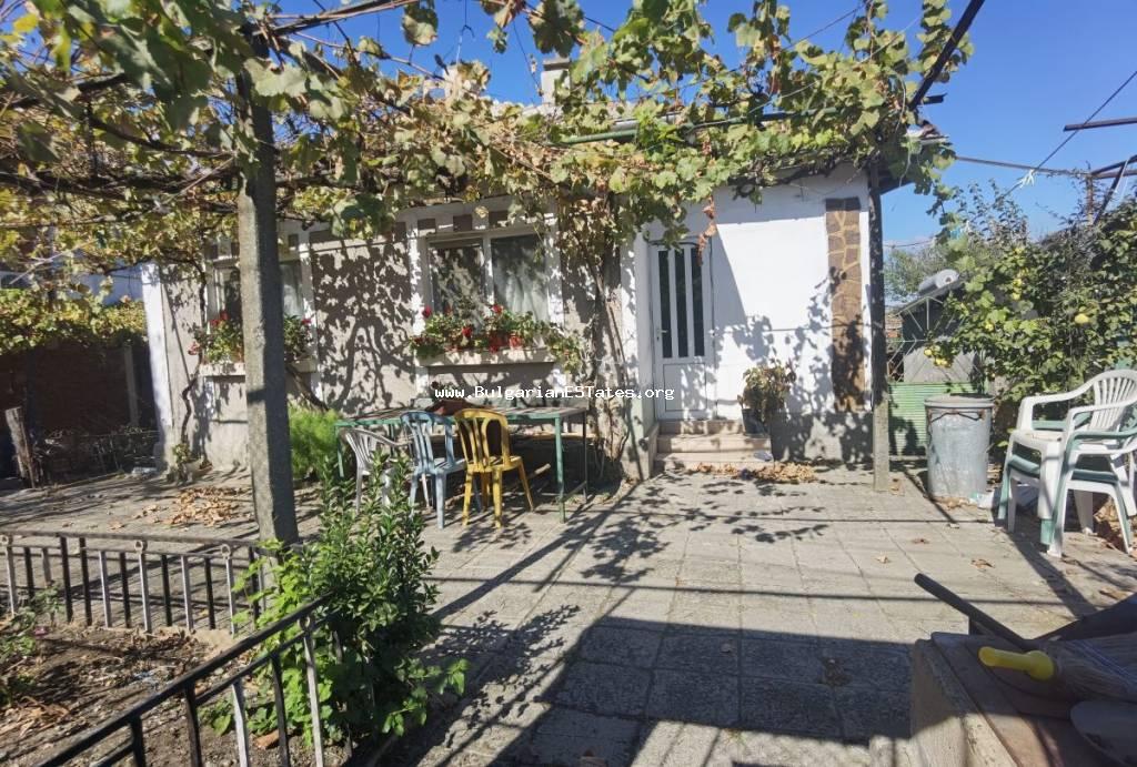 Kaufen Sie ein altes einstöckiges Haus in der Stadt Sredets, nur 25 km vom Meer und der Stadt Burgas, Bulgarien!