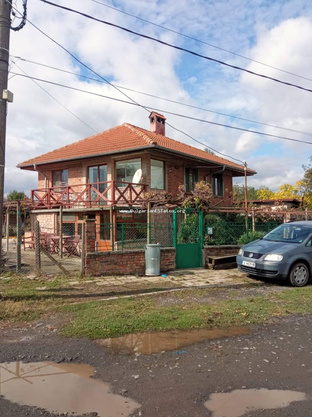 Zum Verkauf steht ein großes Haus im grünen Vorort von Burgas im Dorf Livada, 20 km von der Stadt und dem Meer entfernt.