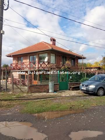 Zum Verkauf steht ein großes Haus im grünen Vorort von Burgas im Dorf Livada, 20 km von der Stadt und dem Meer entfernt.