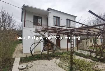 Kaufen Sie ein renoviertes Haus im Dorf Fakia, nur 55 km von Burgas und dem Meer entfernt, Bulgarien.