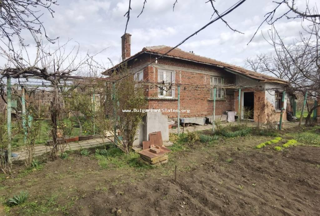 Günstiges Haus zum Verkauf im Dorf Rusokastro, nur 27 km von Burgas und dem Meer entfernt, Bulgarien.