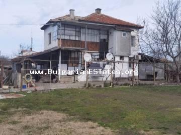 Kaufen Sie ein massives, zweistöckiges Haus im Dorf Rusokastro, nur 25 km von der Stadt Burgas und dem Meer entfernt.