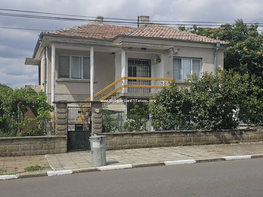 Ein riesiges, zweistöckiges Haus zum Verkauf im Dorf Vinarsko, nur 30 km von der Stadt Burgas und 15 km vom Meer und der Stadt Aytos, Bulgarien. Kaufen Sie ein Haus, nur 30 km entfernt von der Stadt Burgas, Bulgarien.