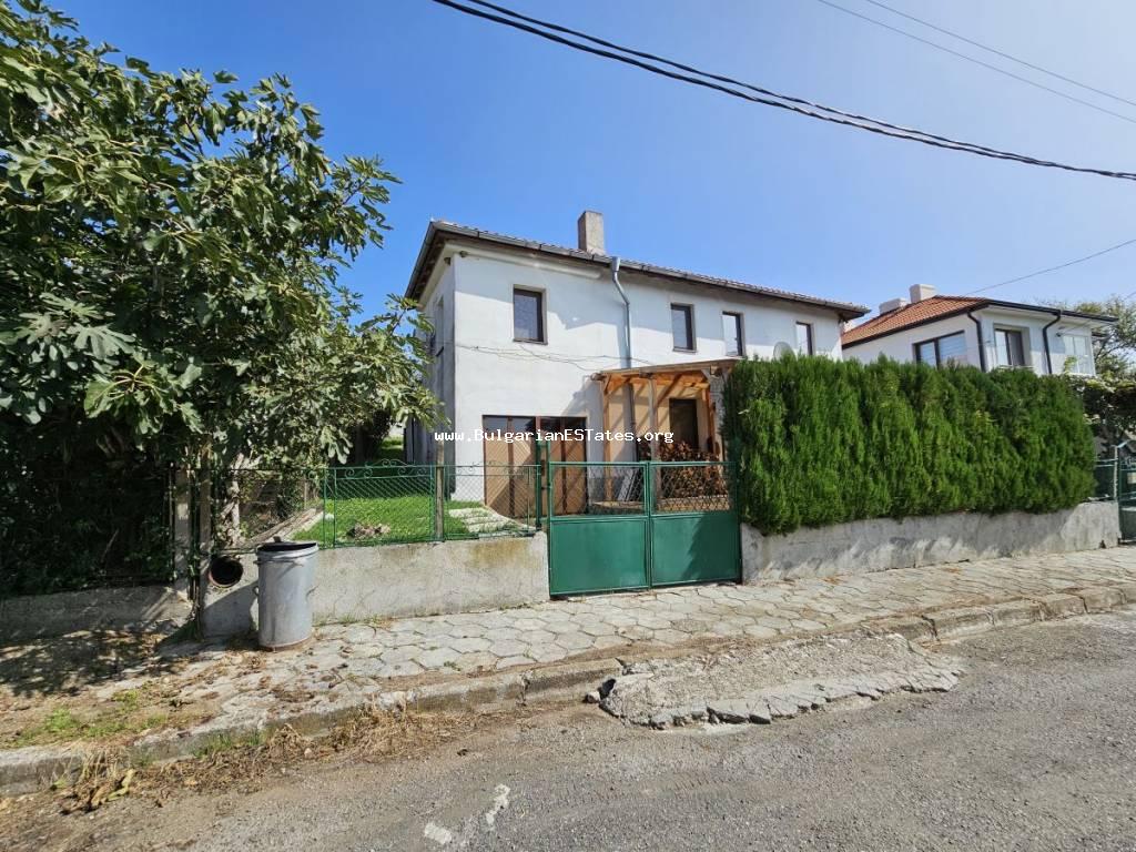 Verkauf eines renovierten zweistöckigen Hauses im Dorf Gramatikovo, nur 30 km von der Stadt Tsarevo und dem Meer, 24 km von der Stadt Malko Tarnovo und der Grenze zur Türkei, Bulgarien.