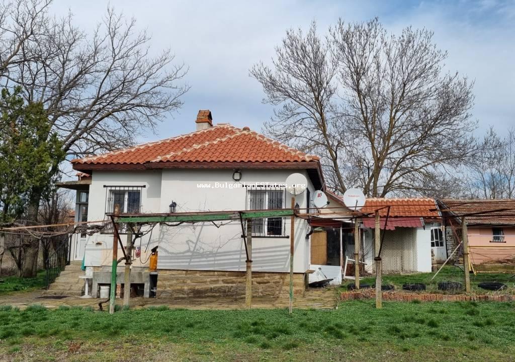 Zwei renovierte Häuser mit großem Garten zum Verkauf im Dorf Svetlina, nur 32 km von der Stadt Burgas und dem Meer und 7 km von der Stadt Sredets entfernt.