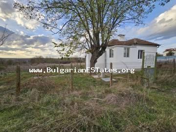 Verkauf eines renovierten Hauses mit großem Garten im Dorf Svetlina, nur 35 km von der Stadt Burgas und dem Meer entfernt, Bulgarien. Renoviertes Haus, nur 35 km von der Stadt Burgas, Bulgarien.