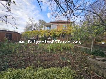 Kaufen Sie ein zweistöckiges Haus mit vielen zusätzlichen Gebäuden und einem großen Garten im Dorf Svetlina, nur 35 km von der Stadt Burgas und dem Meer entfernt, Bulgarien.