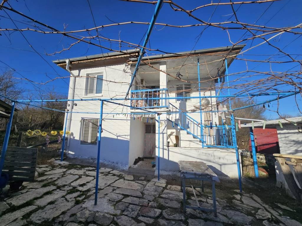 Wir bieten zum Verkauf ein renoviertes zweistöckiges Haus im Dorf Zornitsa, nur 46 km entfernt. von der Stadt Burgas und dem Meer. Renoviertes Haus 46 km. vom Meer, Bulgarien.