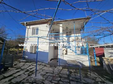 Wir bieten zum Verkauf ein renoviertes zweistöckiges Haus im Dorf Zornitsa, nur 46 km entfernt. von der Stadt Burgas und dem Meer. Renoviertes Haus 46 km. vom Meer, Bulgarien.