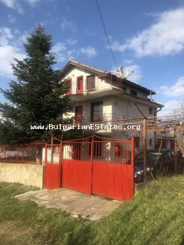 Dreistöckiges Haus zum Verkauf im Dorf Draka, Bulgarien – 45 km von der Stadt Burgas und vom Schwarzen Meer entfernt, im Gebiet des Strandzha-Gebirges.