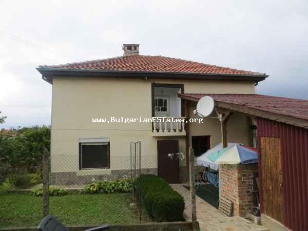 Zweistöckiges renoviertes Haus zum Verkauf im Dorf Bulgari, Bulgarien. Das Haus liegt im Strandzha-Gebirge, nur 20 km von Tsarevo und dem Schwarzen Meer entfernt. Attraktive Immobilie in einer ruhigen und naturnahen Umgebung.
