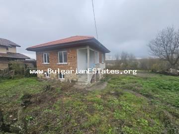 Haus zum Verkauf im Dorf Dyulevo, Bulgarien – nur 25 km von Burgas und dem Meer sowie 5 km von der Stadt Sredets entfernt!!! Renoviertes Obergeschoss, ruhige Lage und guter Zugang!!!