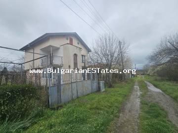 Dreistöckiges Haus zum Verkauf im Dorf Livada, Bulgarien – nur 20 km von Burgas und dem Meer sowie 20 km von der Stadt Sredets entfernt!!! Möbliertes Objekt mit großem Grundstück und zusätzlichem Nebengebäude!!!