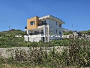 Neues Haus zum Verkauf im Dorf Cherni Vrah, Bulgarien – nur wenige Minuten von Burgas und dem Schwarzen Meer entfernt!!! Geräumige Immobilie mit großem Grundstück, moderner Architektur und sehr guten Möglichkeiten für ganzjähriges Wohnen!!!