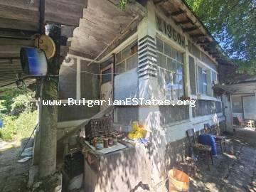 Haus zum Verkauf im Dorf Livada, Bulgarien – nur 20 km von Burgas und dem Schwarzen Meer sowie 20 km von der Stadt Sredets entfernt!!! Bulgarische Immobilie mit großem Grundstück, eigenem Brunnen und hervorragendem Potenzial für Renovierung und Modernisie